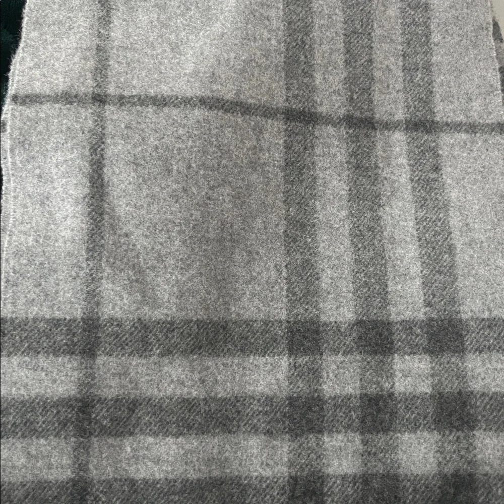 Burberry Check Wool Scarf  in Gray/Black Plaid Unisex - Picture 5 of 9